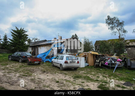 Trzebun, Pologne. 05Th sep 2017. endommagé pendant la tempête tragique maison est vu dans trzebun, dans le nord de la Pologne le 8 septembre 2017 les membres de l'UE . parilament a visité les régions touchées par la tempête tragique en août 2017 dans le nord de la Pologne. Les parlementaires de la plate-forme civique (PO), montre aux membres de l'UE Parlement européen les effets de la tempête, et demandé l'appui de la population touchée. crédit : Michal fludra/Alamy live news Banque D'Images