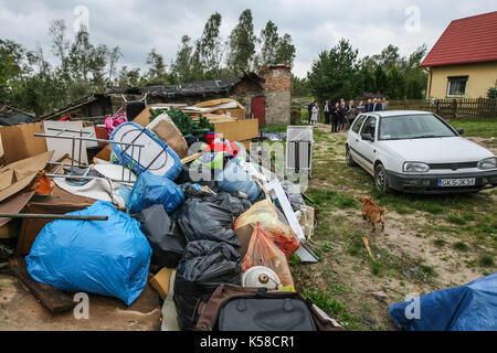 Trzebun, Pologne. 05Th sep 2017. endommagé pendant la tempête tragique maison est vu dans trzebun, dans le nord de la Pologne le 8 septembre 2017 les membres de l'UE . parilament a visité les régions touchées par la tempête tragique en août 2017 dans le nord de la Pologne. Les parlementaires de la plate-forme civique (PO), montre aux membres de l'UE Parlement européen les effets de la tempête, et demandé l'appui de la population touchée. crédit : Michal fludra/Alamy live news Banque D'Images