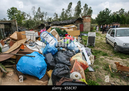 Trzebun, Pologne. 05Th sep 2017. endommagé pendant la tempête tragique maison est vu dans trzebun, dans le nord de la Pologne le 8 septembre 2017 les membres de l'UE . parilament a visité les régions touchées par la tempête tragique en août 2017 dans le nord de la Pologne. Les parlementaires de la plate-forme civique (PO), montre aux membres de l'UE Parlement européen les effets de la tempête, et demandé l'appui de la population touchée. crédit : Michal fludra/Alamy live news Banque D'Images