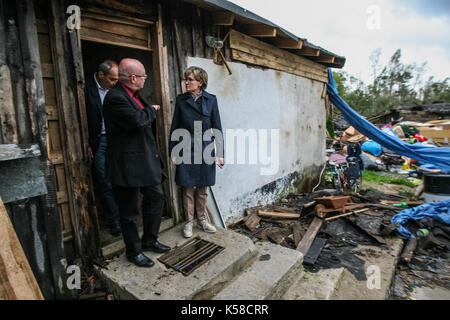 Trzebun, Pologne. 05Th sep 2017. vice-présidente du Parlement européen Mairead MCGUINNESS (c) est vu dans trzebun, dans le nord de la Pologne le 8 septembre 2017 les membres de l'UE . parilament a visité les régions touchées par la tempête tragique en août 2017 dans le nord de la Pologne. Les parlementaires de la plate-forme civique (PO), montre aux membres de l'UE Parlement européen les effets de la tempête, et demandé l'appui de la population touchée. crédit : Michal fludra/Alamy live news Banque D'Images