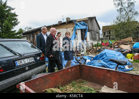 Trzebun, Pologne. 05Th sep 2017. vice-présidente du Parlement européen Mairead MCGUINNESS (c) est vu dans trzebun, dans le nord de la Pologne le 8 septembre 2017 les membres de l'UE . parilament a visité les régions touchées par la tempête tragique en août 2017 dans le nord de la Pologne. Les parlementaires de la plate-forme civique (PO), montre aux membres de l'UE Parlement européen les effets de la tempête, et demandé l'appui de la population touchée. crédit : Michal fludra/Alamy live news Banque D'Images