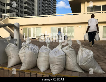 L'un des inconvénients de la vie de plage fait face à des ouragans. Sep 8, 2017. L'un des avantages est beaucoup de sable pour le do-it-yourself de sable. les travailleurs à l'océan atlantique club sur Galt Ocean Drive à Fort Lauderdale terminer la protection de l'immeuble avec le sable qu'ils ont été pelleter de la plage vendredi matin, sept. 8, 2017 : crédit-sun sentinel/zuma/Alamy fil live news Banque D'Images