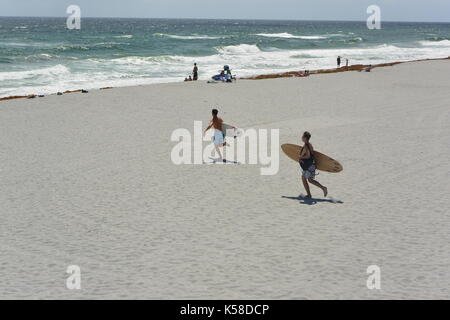 Boca Raton, Floride, USA. 8 septembre, 2017. deux surfeurs de courir pour attraper des vagues à la veille de l'ouragan de l'irma les côtes de Floride. D'autres sont amateurs de farniente sur les chaises et sur les serviettes. Un groupe de 10 à 15 surfers prennent déjà sur la croissance des vagues. crédit : alex bruens/Alamy live news Banque D'Images