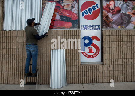 Delray Beach, FLA, ÉTATS-UNIS. 8 septembre 2017. Luis Miguel est à la direction du supermarché Presidente à Delray Beach, Floride, le 08 septembre 2017. Le suivi de l'IRMA lui a montré qu'elle avait fait une chute sur la côte sud de la Floride d'ici ce week-end. Crédit : Ken Cedeno/ZUMA Wire/Alay Live News Banque D'Images