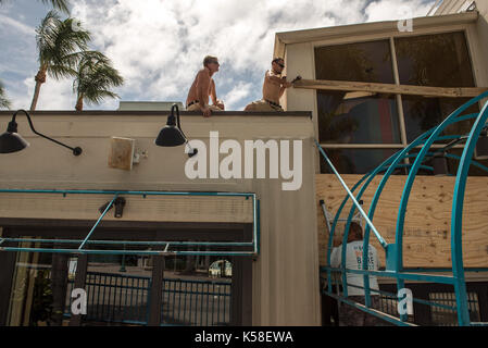 Delray Beach, FLA, ÉTATS-UNIS. 8 septembre 2017. Rich Eten, à droite, et Michael Bennett, à gauche, montez dans le restaurant Deck 84 à Delray Beach, Floride, le 08 septembre 2017. Le suivi de l'IRMA lui a montré qu'elle avait fait une chute sur la côte sud de la Floride d'ici ce week-end. Crédit : Ken Cedeno/ZUMA Wire/Alay Live News Banque D'Images