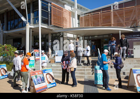 Samedi 9 septembre 2017. Les électeurs se rendent aux urnes dans de nombreux électeurs du conseil local à travers Sydney aujourd'hui, ici l'une des plages du nord les bureaux de vote du Conseil à la plage d'Avalon. Le vote est obligatoire pour les citoyens australiens et des amendes pouvant aller jusqu'à 55 s'appliquent à toute personne qui ne vote pas. Banque D'Images