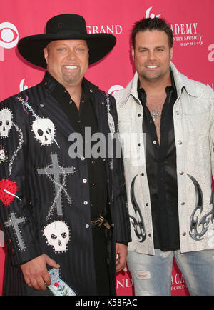 Las Vegas, Nevada, États-Unis. 15 mai 2007. 08 août 2017 - Troy Gentry, du duo country Montgomery Gentry, meurt dans un accident d'hélicoptère à Medford, New Jersey, où il devait se produire. Avec son partenaire Eddie Montgomery, Gentry jouit d'une série de succès country tout au long des années 2000, dont Five Number Ones. Il avait 50 ans. Photo du dossier : 15 mai 2007 - Las Vegas, Nevada - Eddie Montgomery et Troy Gentry de 'Montgomery Gentry'. 42e cérémonie annuelle des Academy of Country Music Awards au MGM Grand Garden Arena. Crédit photo : Byron Purvis/AdMedia Banque D'Images