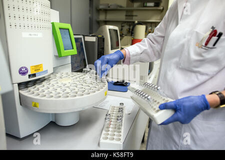 Düsseldorf, Allemagne. Sep 8, 2017. l'assistance technique et de l'assistant médical helga waha prépare des échantillons pour une chromatographie en phase gazeuse avec spectrométrie de masse pour l'analyse des niveaux d'alcool dans la circulation sanguine à l'Institut de médecine légale à Duesseldorf, Allemagne, le 8 septembre 2017. certains 18000 autopsies judiciaires sont effectuées en Allemagne sur une base annuelle. photo : Federico gambarini/dpa/Alamy live news Banque D'Images