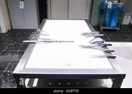 Düsseldorf, Allemagne. 8Th sep 2017. instruments d'autopsie peut être vu à l'Institut de médecine légale à Duesseldorf, Allemagne, le 8 septembre 2017. certains 18000 autopsies judiciaires sont effectuées en Allemagne sur une base annuelle. photo : Federico gambarini/dpa/Alamy live news Banque D'Images