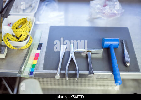 Düsseldorf, Allemagne. 8Th sep 2017. instruments d'autopsie peut être vu à l'Institut de médecine légale à Duesseldorf, Allemagne, le 8 septembre 2017. certains 18000 autopsies judiciaires sont effectuées en Allemagne sur une base annuelle. photo : Federico gambarini/dpa/Alamy live news Banque D'Images