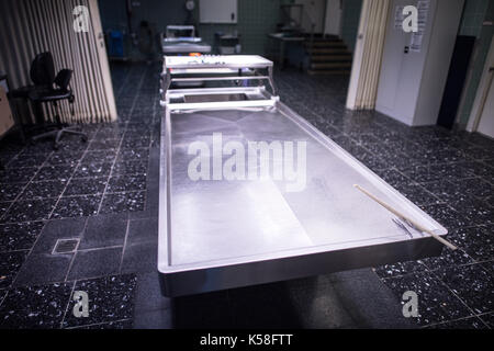 Düsseldorf, Allemagne. 8Th sep 2017. autopsie les tables peuvent être vu à l'Institut de médecine légale à Duesseldorf, Allemagne, le 8 septembre 2017. certains 18000 autopsies judiciaires sont effectuées en Allemagne sur une base annuelle. photo : Federico gambarini/dpa/Alamy live news Banque D'Images