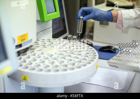Düsseldorf, Allemagne. Sep 8, 2017. l'assistance technique et de l'assistant médical helga waha prépare des échantillons pour une chromatographie en phase gazeuse avec spectrométrie de masse pour l'analyse des niveaux d'alcool dans la circulation sanguine à l'Institut de médecine légale à Duesseldorf, Allemagne, le 8 septembre 2017. certains 18000 autopsies judiciaires sont effectuées en Allemagne sur une base annuelle. photo : Federico gambarini/dpa/Alamy live news Banque D'Images