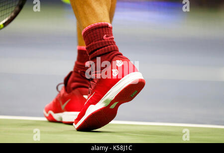 New York, USA. Sep 8, 2017 Rafael Nadal l'Espagne. Chaussures femme sont vus au cours de la demi-finale du tournoi contre Juan Martin del Potro de l'Argentine à l'US open en 2017 à New York, aux États-Unis, sept. 8, 2017. Rafael Nadal a gagné 3-1 pour entrer dans la finale. Credit : qin lang/Xinhua/Alamy live news Banque D'Images