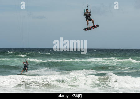 Delray Beach, Florida, USA. 8Th sep 2017. Les hommes conseil devantures jusqu'en prévision de l'ouragan irma à Delray Beach, Floride., septembert. 08, 2017. Irma est le suivi n'a montré qu'elle touche terre sur la côte sud de la Floride d'ici la fin de semaine. crédit : Ken cedeno/zuma/zumapress.com/alamy fil live news Banque D'Images