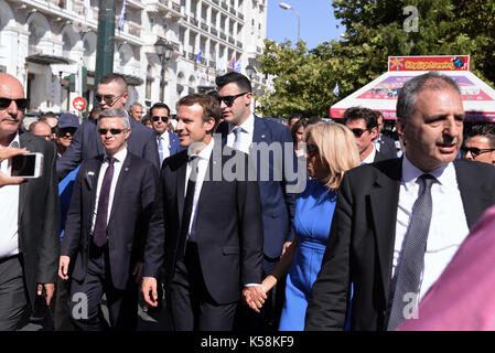Athènes, Grèce. 08 nov., 2017. Le président français Emmanuel macron (c) marche main dans la main avec sa femme Brigitte macron dans la place Syntagma, le centre d'Athènes, Grèce, 08 septembre 2017, accompagné de ses gardes du corps. macron est arrivé à la grèce sur une visite officielle de deux jours. ©elias verdi/Alamy live news Banque D'Images
