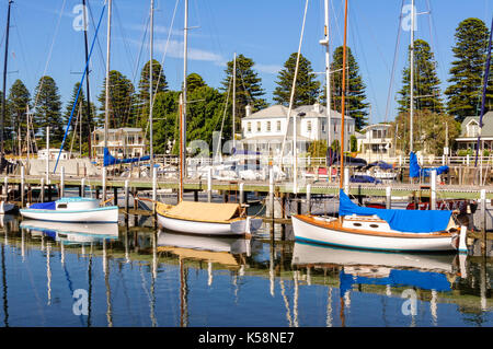 Bateaux à voile sur l'ancre sur la rivière moyne - port fairy, Victoria, Australie Banque D'Images