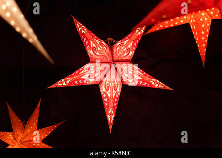 Stars dans un stand sur le salon de noël à Michelstadt dans l'Odenwald, Hesse, Allemagne Banque D'Images