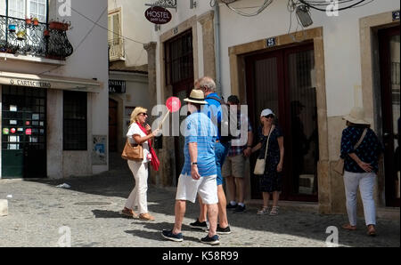 Un guide à la tête d'un groupe de touristes dans le vieux quartier de Lisbonne, au Portugal le 26 août 2017. © John voos Banque D'Images