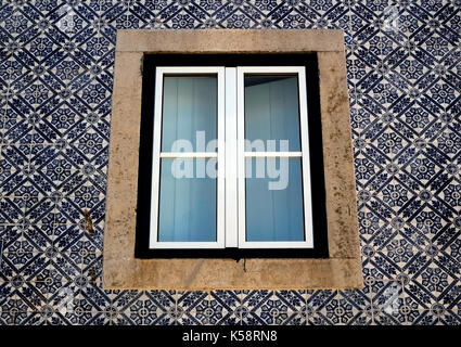 Carreaux décoratifs entourent une fenêtre sur un immeuble résidentiel à Cascais, Portugal, le 27 août 2017. © John voos Banque D'Images