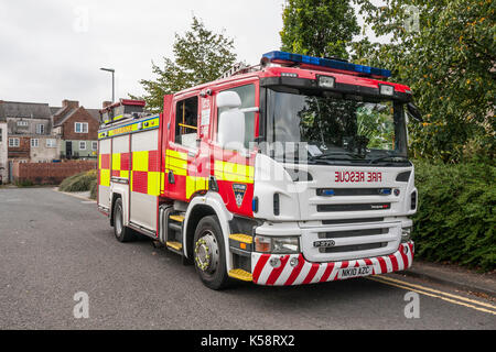 Un camion de pompiers garé à l'extérieur de Elm House apartments sur un exercice d'entraînement à Stockton-on-Tees, Angleterre, Royaume-Uni Banque D'Images