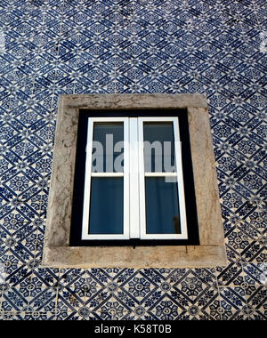 Carreaux décoratifs entourent une fenêtre sur un immeuble résidentiel à Cascais, Portugal, le 27 août 2017. © John voos Banque D'Images