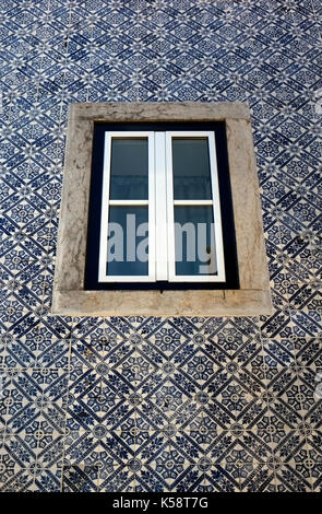 Carreaux décoratifs entourent une fenêtre sur un immeuble résidentiel à Cascais, Portugal, le 27 août 2017. © John voos Banque D'Images