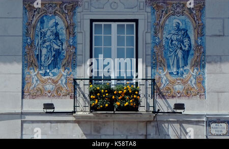 Carreaux décoratifs entourent une fenêtre sur un immeuble résidentiel à Cascais, Portugal, le 27 août 2017. © John voos Banque D'Images