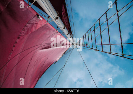 Gaff rigged traditionnel bateau à voile close up de voiles et mat principal contre le ciel. Banque D'Images