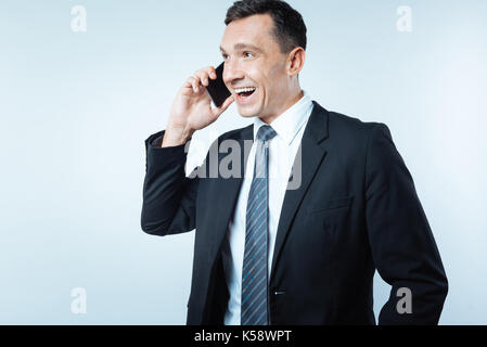 Ravi d'avoir un entrepreneur nice conversation téléphonique Banque D'Images