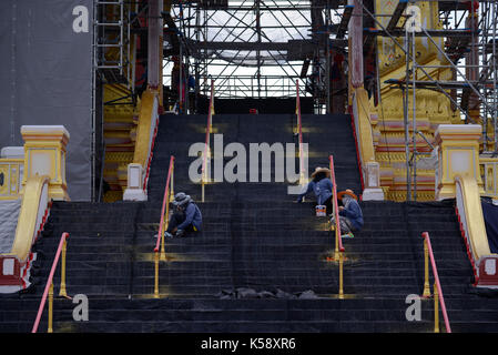 Du travail des travailleurs de la construction de la Gendarmerie royale d'un crématorium pour la fin thai funérailles du roi Bhumibol Adulyadej cérémonie à Sanam Luang à Bangkok, Thaïlande, 08 septembre 2017. Par anusak laowilas (photo/pacific press) Banque D'Images