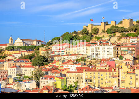 Vue aérienne sur Lisbonne, Portugal, journée ensoleillée. Détails de monastère de São Vicente de Fora et le château Sao Jorge à partir de la plate-forme panoramique de l'elevador de Banque D'Images