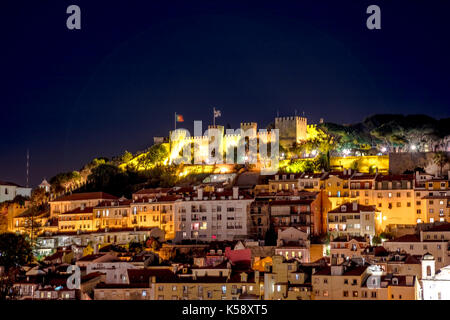 Vue aérienne panoramique de Lisbonne Le panorama par nuit. architecture. Détails de château Sao Jorge ou forteresse de saint George à partir de la plate-forme d'elev Banque D'Images