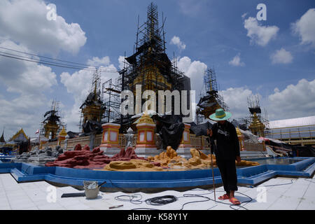 Du travail des travailleurs de la construction de la Gendarmerie royale d'un crématorium pour la fin thai funérailles du roi Bhumibol Adulyadej cérémonie à Sanam Luang à Bangkok, Thaïlande, 08 septembre 2017. Par anusak laowilas (photo/pacific press) Banque D'Images