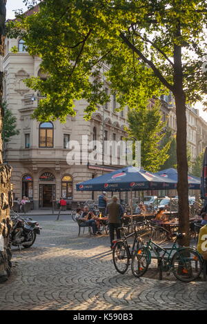 Wohnhäuser, Außengastronomie, Eigelsteinviertel, Köln, Nordrhein-Westfalen, Deutschland I Maisons dans le quartier Eigelsteinviertel, Cologne, Rhin Nord Banque D'Images