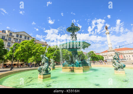 L'une des deux fontaines baroques à Praca Dom Pedro IV ou la place Rossio au centre-ville de Lisbonne, Portugal, europe. Le théâtre national D. Maria II et statue. Banque D'Images