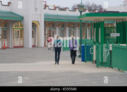 Marcher le long de la promenade à Rye, New York, USA Banque D'Images