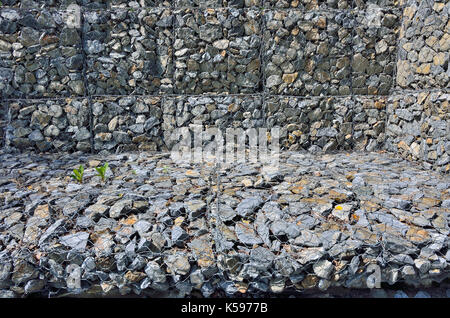 - Gabions pierres en treillis métallique. élément populaire de la conception pour l'aménagement de jardin et de contrôle de l'érosion. Banque D'Images