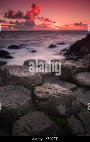 Coucher du soleil à la Chaussée des géants dans le comté d'Antrim, en Irlande du Nord Banque D'Images
