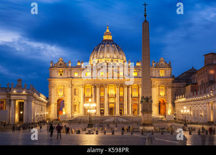 Italie ROME LE VATICAN St Peters Square et basilique St Pierre du Vatican ay nuit Roma Rome Lazio Italie Europe de l'UE Banque D'Images