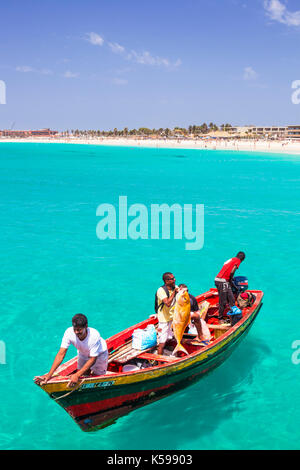 Cap vert SAL pêcheurs portant leurs prises de poissons dans les bateaux de pêche à la jetée de Santa Maria, île de Sal , Iles du Cap Vert, l'Afrique Banque D'Images