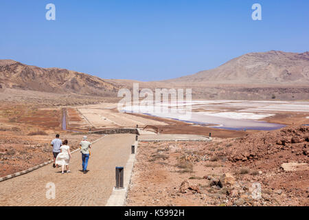 Cap vert SAL Touristes marcher autour du lit d'évaporation de sel sel désaffectées ou casseroles Pedra de Lume, Pedra di Lumi, l'île de Sal, Cap-Vert, Afrique Banque D'Images