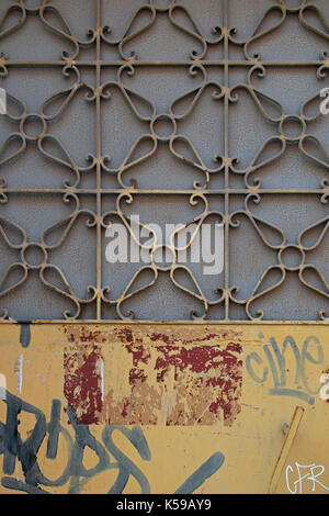 Ancien modèle de porte en métal avec motif géométrique et Rusty surface tachée abstract background. Banque D'Images