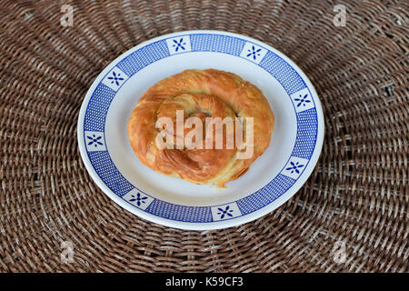 Spirale grecque traditionnellement farcies au fromage, tarte aux poireaux, ou d'épinard. La nourriture végétarienne apéritif plat. Banque D'Images