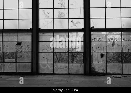 Mur de verre des fenêtres cassées dans l'intérieur de sport abandonné. noir et blanc. Banque D'Images