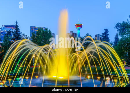 Fontaine illuminée, Central Memorial Park, Calgary, Alberta, Canada Banque D'Images