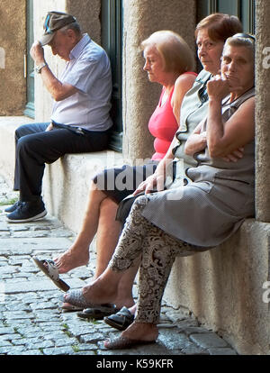 Les résidents locaux s'asseoir dans une rue latérale dans la vieille ville de Porto, Portugal, 20 août 2017. © John voos Banque D'Images