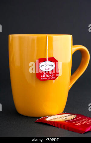 Tambov, Fédération de Russie - août 28, 2017 tasse de thé twinings english breakfast avec sachet sur fond noir. studio shot. Banque D'Images