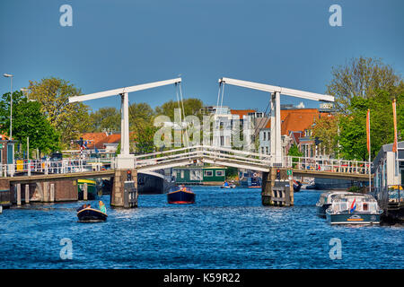 Voile en passant sous le pont gravestenenbrug à Haarlem, Pays-Bas Banque D'Images