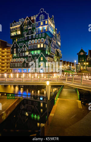 Hôtel inntel à Zaandam illuminé la nuit, Pays-Bas Banque D'Images