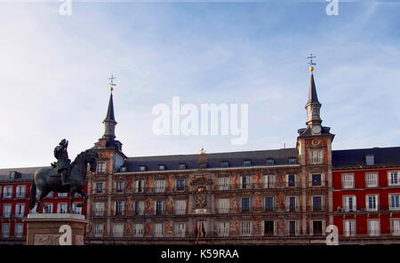 Felipe III statue sur la Plaza Mayor à Madrid Banque D'Images